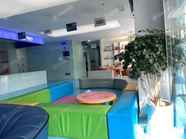 重庆贝乐嘉口腔医院价格明细:种植牙4500+牙齿矫正8800+拔牙70+