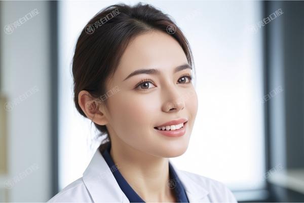 来看看高雄牙科的医院补牙价格表 其中进口玻璃电荷补牙300元+|儿童窝沟封闭300元+|3M树脂补牙200元+