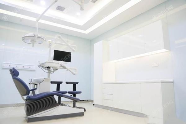 吉林拜博口腔连锁镶牙多少钱？2025年局部义齿1000元起，全口义齿2500元起！