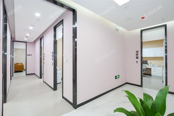 南京鼓楼口腔医院价格表：2025韩系种植牙2280元起，隐适美矫正3.5w+