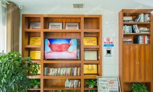 武汉咿呀口腔2025价格表全新更新：种植牙2100元起、牙齿矫正6800元起、洗牙98元起