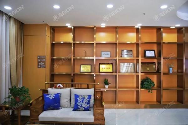 西昌春城口腔门诊部价格详情：种植牙2300元起/矫正8200元起/镶牙400元起