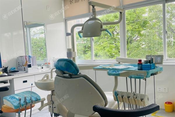 菏泽恒贝口腔门诊部价格高不高？牙齿种植、矫正等项目收费揭秘