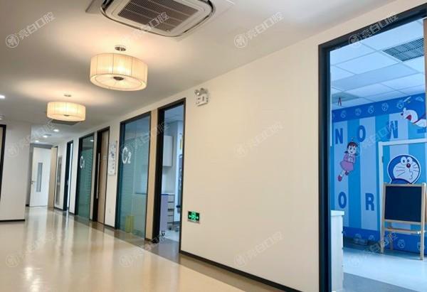 青岛瑞泰口腔医院价格贵不贵？2025价目表看种植牙矫正补牙费用亲民