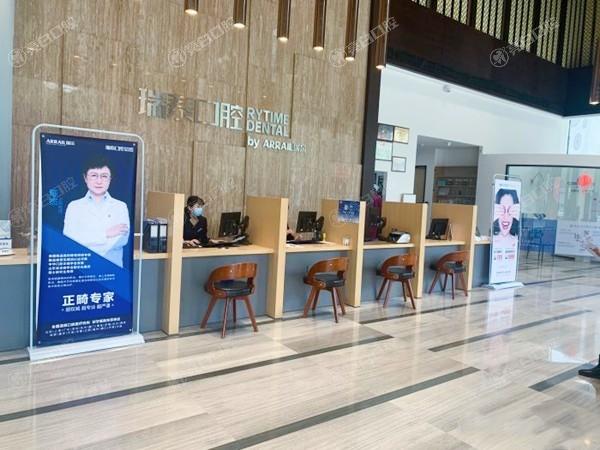 青岛瑞泰口腔医院价格贵不贵？2025价目表看种植牙矫正补牙费用亲民