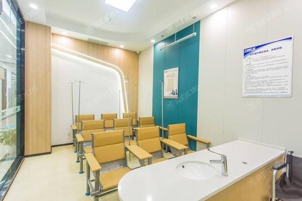 武汉咿呀四美口腔医院牙齿矫正收费高不高？查实收费透明且有优惠