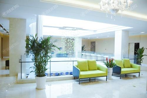 天津美奥口腔医院价格表调整：拔牙80+烤瓷牙800+矫正6500+种植牙2800+