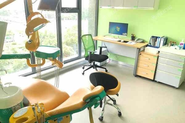 新乡植得口腔医院收费曝光：半口种植牙35000+补牙180+