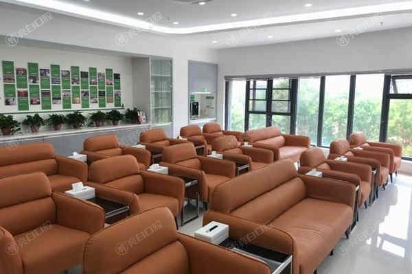 新乡植得口腔医院收费曝光：半口种植牙35000+补牙180+